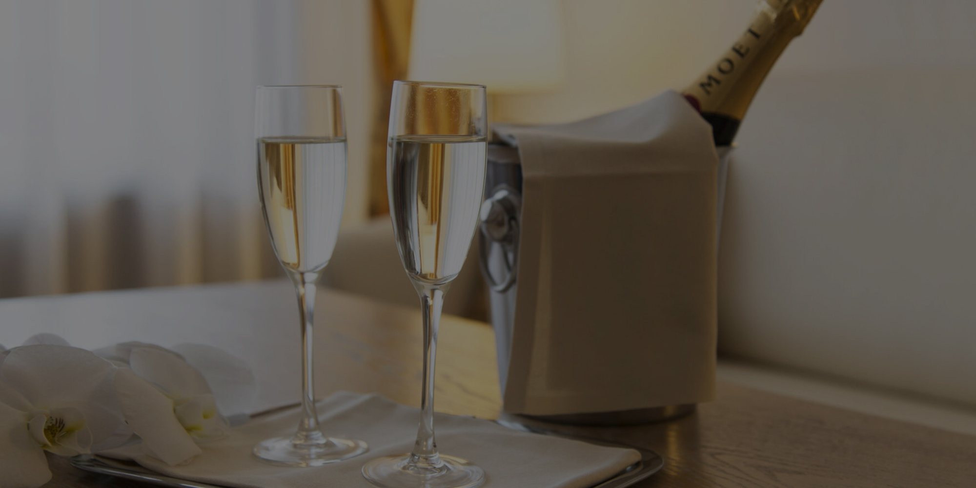 Calici e champagne in camera al Motel Pegaso, motel ad ore a Bergamo