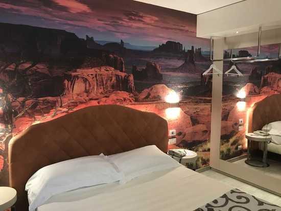 Camera a tema canyon del Motel Pegaso a Bergamo